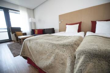 Фото номера Улучшенный двухместный номер с 2 отдельными кроватями Отель Hotel Levi Panorama &amp; Levi Chalets г. Леви 2